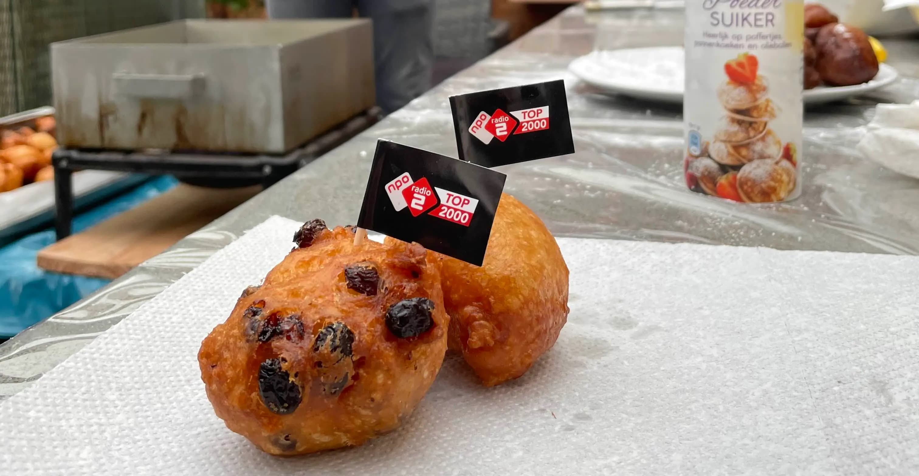Oliebollen met Top 2000 vlaggetjes